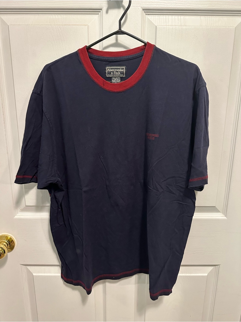 Vintage Abercrombie & Fitch Men's Navy Crew T-Shirt with Red Trim